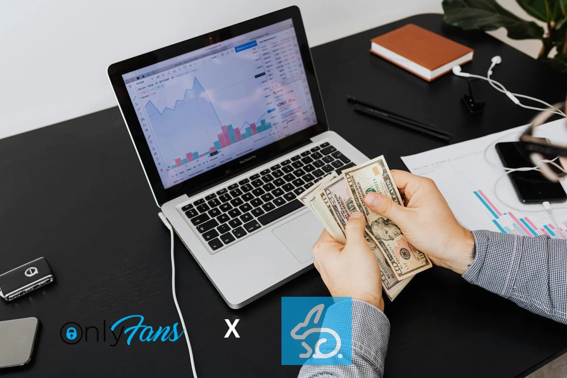 Creadora revisando el crecimiento de sus ingresos de OnlyFans en un portátil